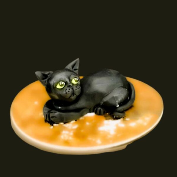 Fekete cica torta tálon