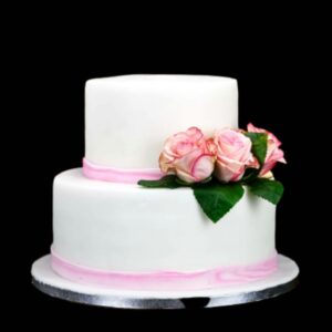 Rózsás esküvői emeletes torta rózsaszín szalaggal