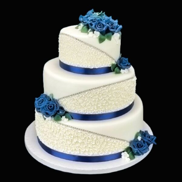 Kék szalagos háromemeletes esküvői torta