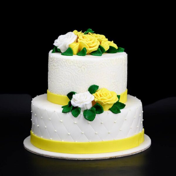 sárga rózsás emeletes esküvői torta