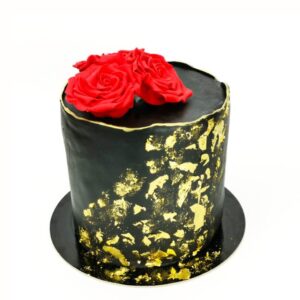 fekete-arany torta piros rózsákkal