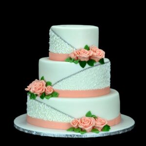 Barackszínű rózsás háromemeletes esküvői torta