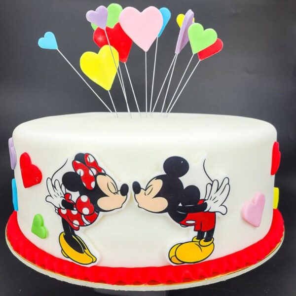 Mickey és Minnie egér torta szivecskékkel