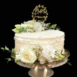 Élő virágos fehér esküvői torta