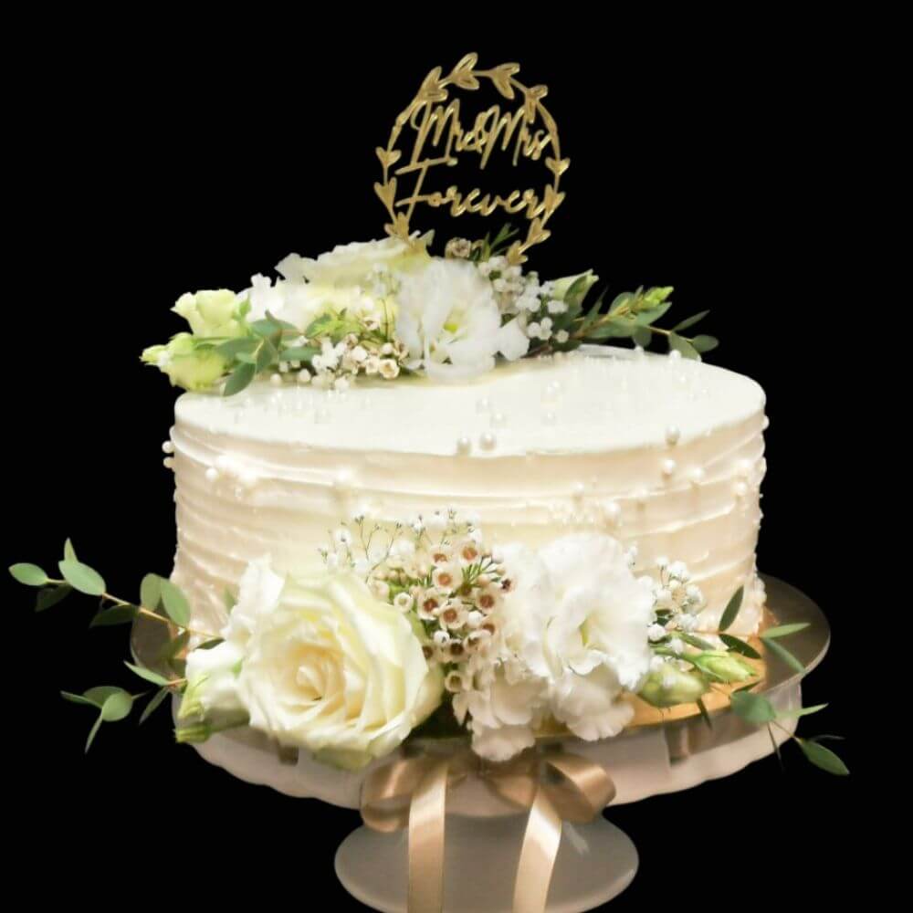 Élő virágos fehér esküvői torta