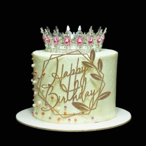 koronás gyöngyös fehér torta