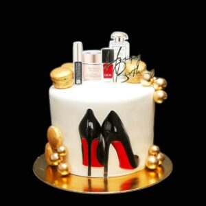 luxi torta tűsarkú cipővel