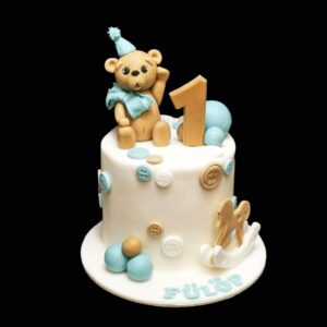 maci torta gömbökkel kék masnival