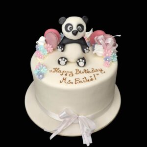 Pandamaci fehér torta macaronnal virágokkal