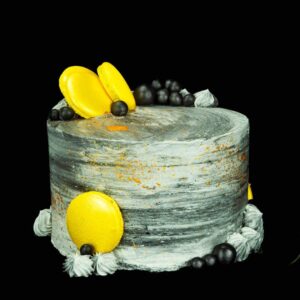 Ezüst torta sárga macaronnal