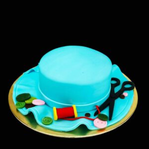 Kék kalap torta varrónő kalapja ollóval cérnával gombbal
