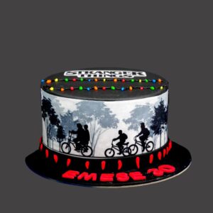 Stranger Things torta filmjelenettel az oldalán fotóostyás