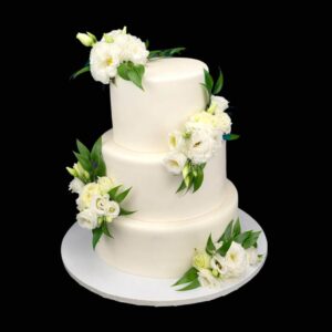 fehér rózsás emeletes esküvői torta
